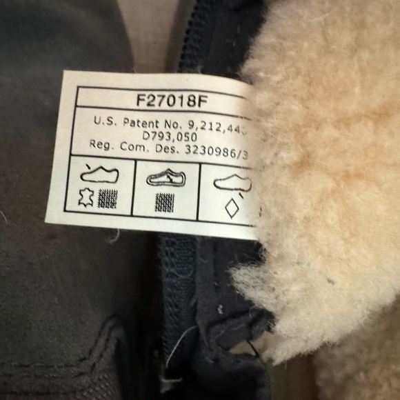 UGG Kids Bayson II Snow Boot with 3M Thinsulate Lining Boys US Size 6 - Picture 2 of 16